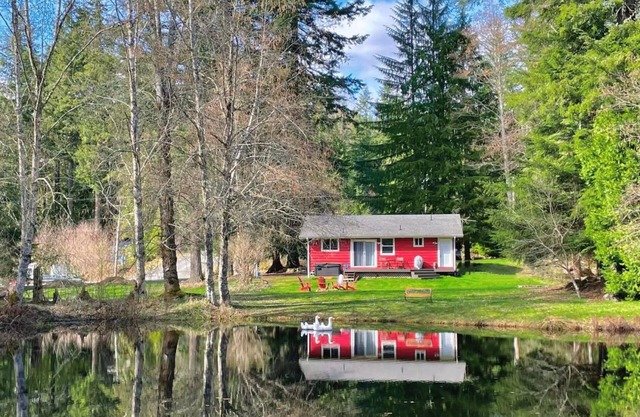Perch - Ruby Lodge: Cozy Cabin w/ Hot Tub & King bed | Pet Friendly