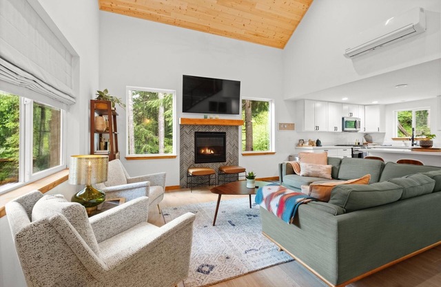 Perch - Serenity Nest Cabin w/ Hot Tub & AC | Pet-Friendly
