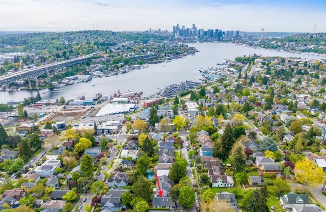Perch - The Farmhouse A: Walk to Lake Union! 2BR/2BA with Parking