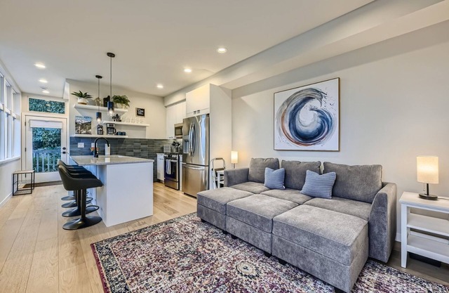 Perch - Wallingford Comfort: Cozy & Bright 2BR | Parking | Remote Work