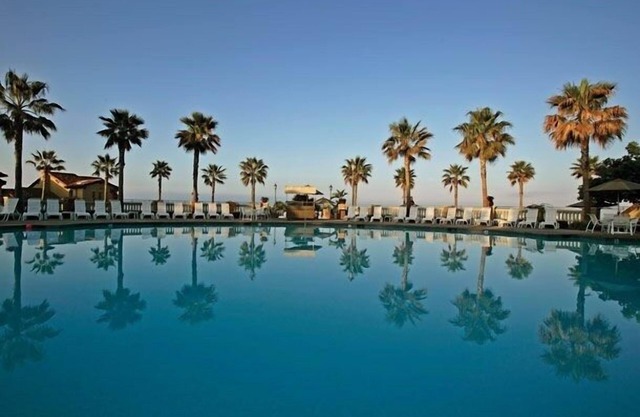 Encaramado en un acantilado con vistas a la hermosa costa de Newport.