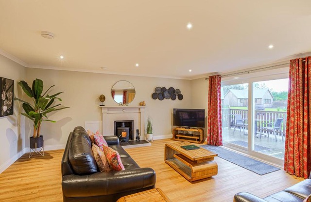 Peregrine Cottage with Hot Tub