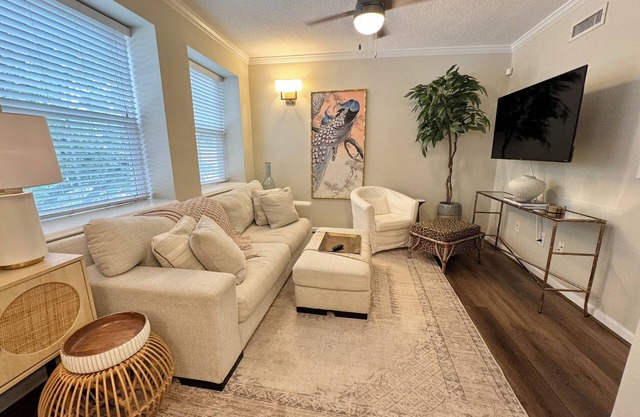 Perfect 2BR Condo in Downtown Auburn! 2 min walk to campus + 2 Parking Passes!!