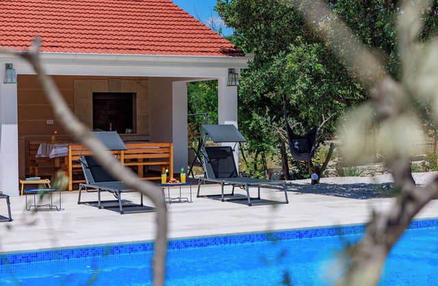 Perfect 3-bedroom house with pool, WiFi, fitness room in peaceful Šestanovac