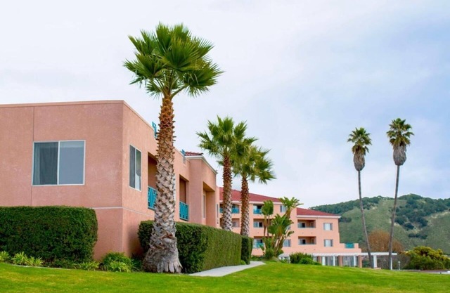 Perfect Beach Escape! 2 Comfortable Units, Pool, Kitchen, Mountain View,Bay View
