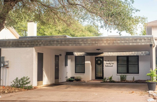 Perfect blend of style and serenity in this 3-br, 2-bath bungalow guest house.