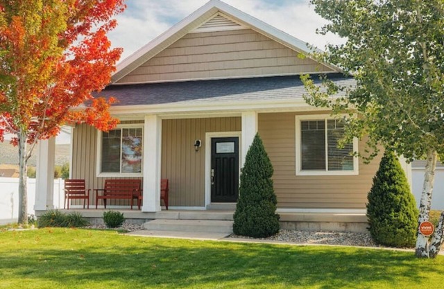 Perfect Cottage. Sleeps 11, 5BD, 3BR, Media/Game Room, Large Yard, Fire Pit