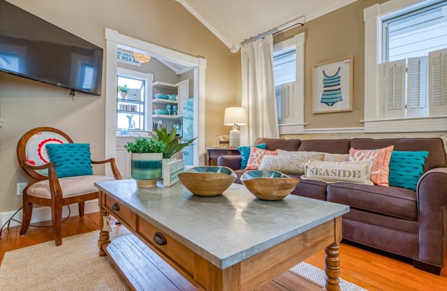 Perfect Couples Getaway, Heated Pool Access