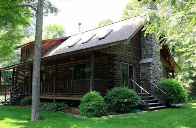 Perfecta casa de madera sueño en arroyo con cascadas