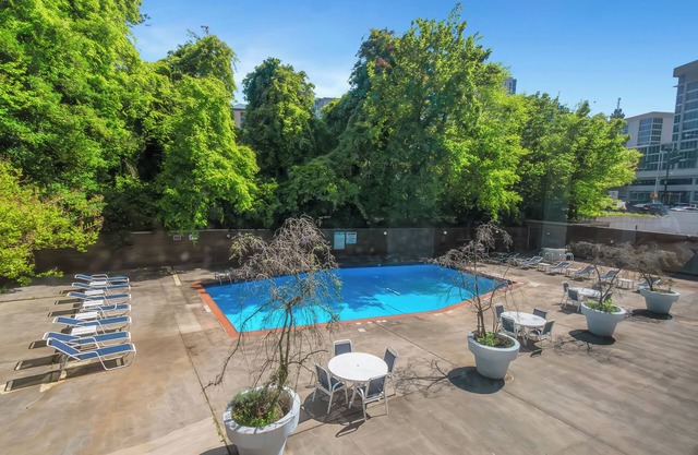 DTWN 2 Bed Condo with King Bed and Gym