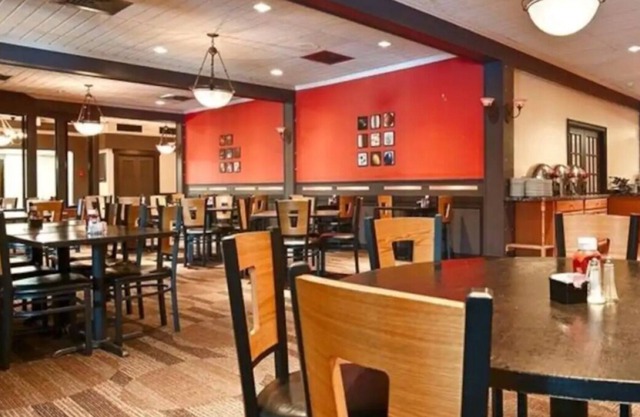 Perfect Escape! 3 Great Units, Pool, Restaurant, Near SteelStacks, Pet Friendly!