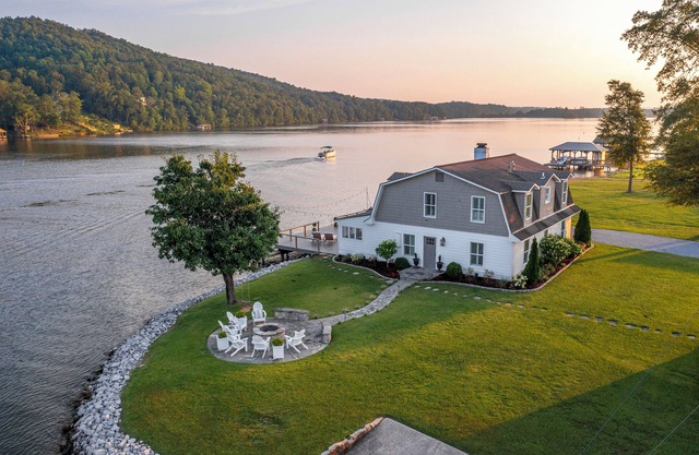One last summer weekend at the lake! Firepit, sunset views, fishing & more!