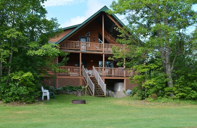 Casa de madera de lujo en el campo de golf de Northwood Hills, Direct TV / WiFi
