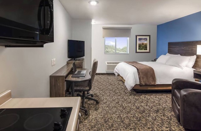 Perfect Family Stay: Room w/ Kitchen by Children’s Museum!
