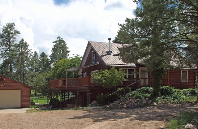 Cabaña familiar perfecta en los pinos - 2 Acre Yard!