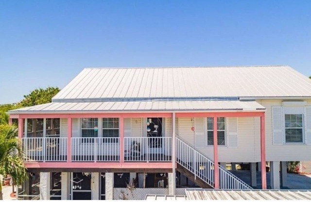 PERFECT FISHING RETREAT, BEAUTIFUL HOME! JUST OFF PINE ISLAND SOUND.