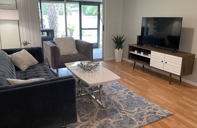 A 3 minutos del centro de Sarasota, a 15 minutos de la famosa playa de Siesta Key. Muebles nuevos