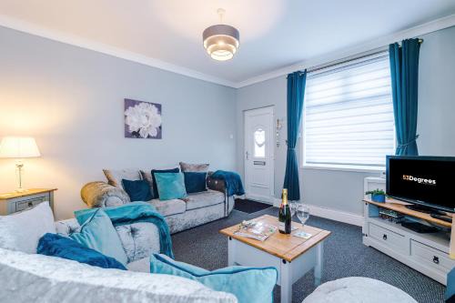 Perfect for Business, 2 Bed Home by 53 Degrees Property, Great Location, Sleeps 4!