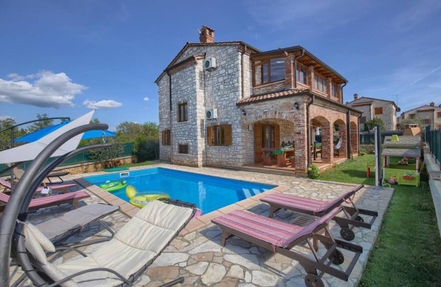 Perfect for families: holiday home with pool for 8