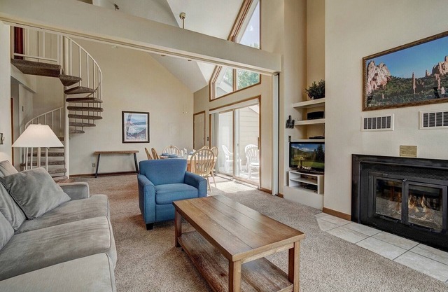 Perfect for families: 2 bedroom / 3 bath w/ hot tub + pool--minutes to Keystone!