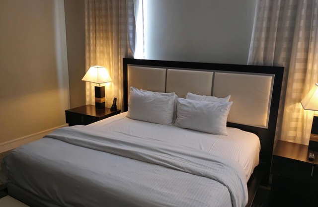 Perfect for Families, LARGE Studio, Pool & Parking