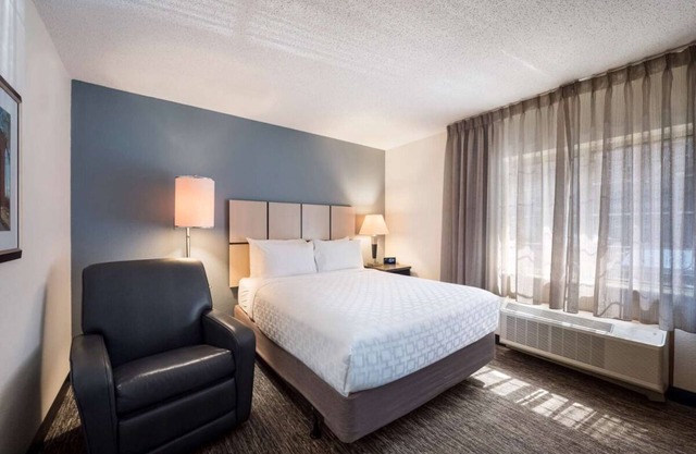 Perfect for Groups! 2 Spacious Units with Kitchens, Pets are Welcome!