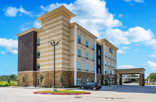 Perfect for Groups! 3 Relaxing Units with Free Parking and Free Breakfast!