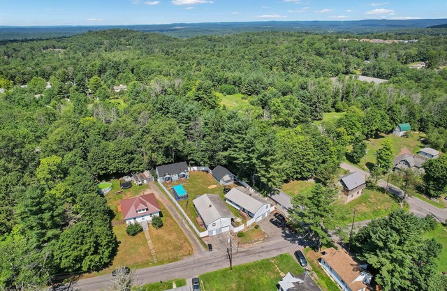 Perfect for Groups/Families! 5 Cabins, Pool, GameRoom & 30+ Beds at The Highland
