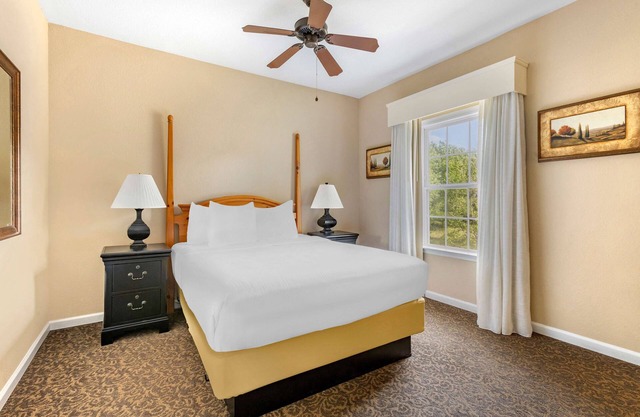 Perfect for Groups! 2 Units w/ Full Kitchens, Seasonal Pool, Free Parking!