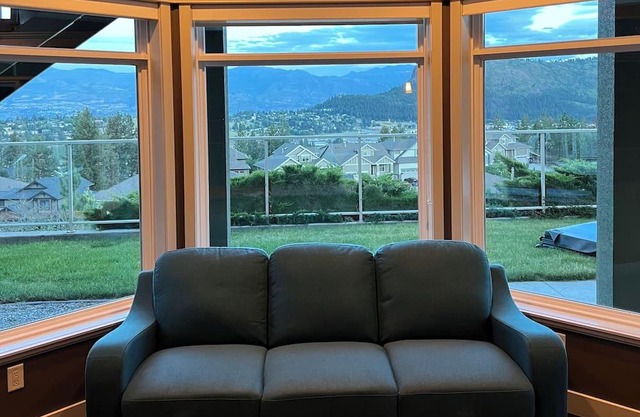 Perfect for Large Groups, Stunning views, theatre room, swimming pool, hot tub.
