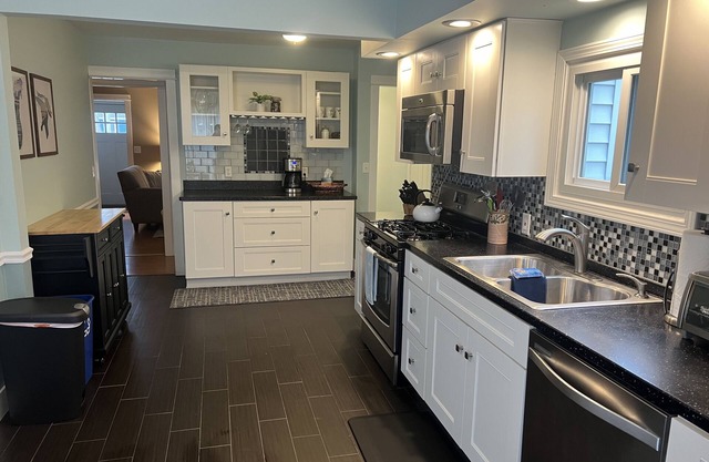 Perfect for the whole family, 1 mile to the beach, firepit & spacious kitchen!
