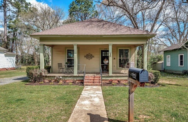 casa con encanto situado en el centro de SFA minutos del campus y el centro histórico.