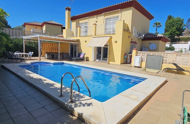 Escapada perfecta en la Costa del Sol – Casa con piscina privada cerca del mar
