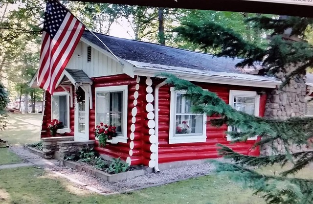 Red Cabin Retreat es una cabaña de madera recientemente renovado perfecto para una escapada de pareja.