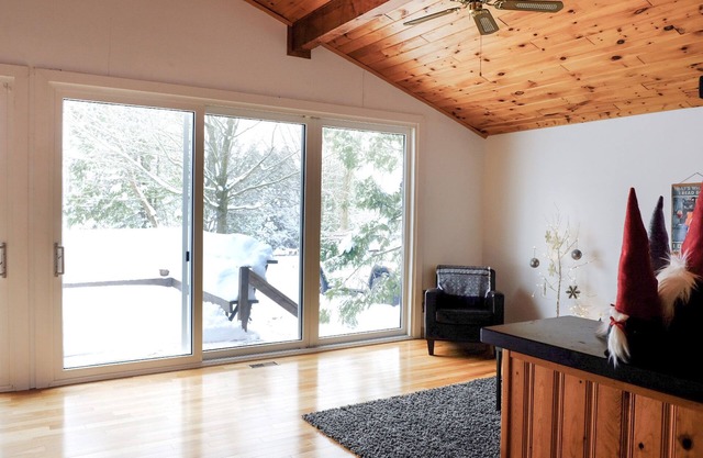 Perfect hideaway: all-season, open concept cottage overlooking Lake Eugenia