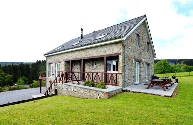 Perfecta casa de vacaciones en Trou de Bra con jardín privado y vistas a la montaña