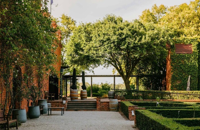 Perfect home oasis by the Murray, 90 meters from water front with swimming pool