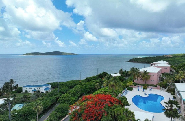 Perfect Island Getaway--amazing ocean views and refreshing pool at Coakley Bay!