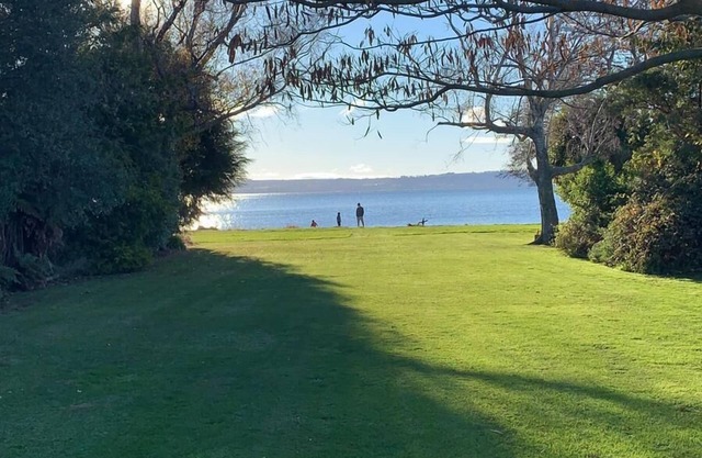 Bach de kiwi perfecto en el borde del lago Rotorua
