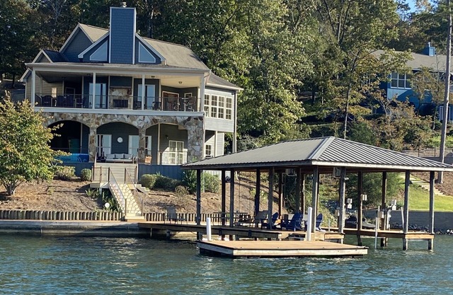 Perfect Lake Getaway-6 Bedrooms, Ideal Location and Never Ending Views