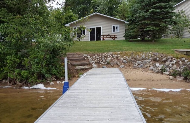 Lakefront Cabin 2 habitaciones y 1 baño en el hermoso Sandy Bass Lake - Capacidad para 4-6