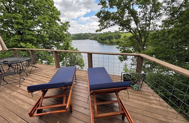 Perfect Lakeside Retreat for Families and Friends, 8beds, Lake & Dock Access