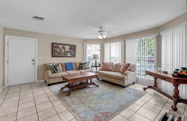 Perfect location for this gem of a condo, pet friendly in the heart of Altamonte