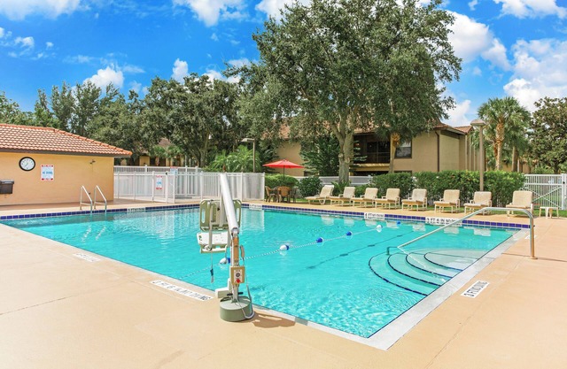 Perfect Location For Family! Relaxing Pool, Free Parking, Near Disney