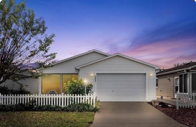 PERFECT LOCATION-SPACIOUS VILLA W USE OF NEW GOLF CART CLOSE TO SUMTER LANDING.