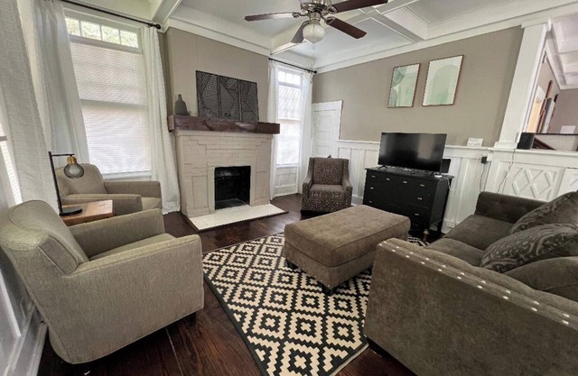Perfect Location! 1/2 block from Ocean Dr & the beach.