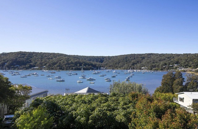 **Stay 3 nights and receive the 4th for free (excludes public holidays and school holiday periods) v