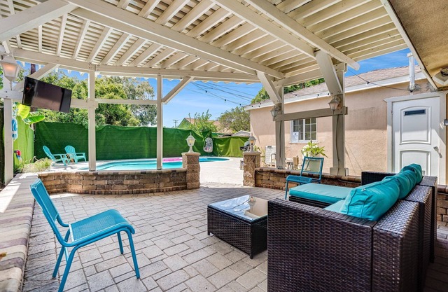 Perfect Oasis w/ Pool, jacuzzi, close to airports, beach, entertainment and more