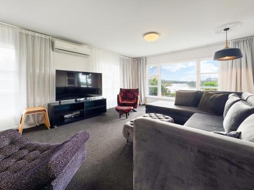 Perfect Peninsular Location - 3 BR Family Home