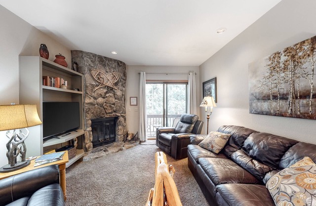 Perfect perch near the mountain with great view, fireplace, balcony & WiFi
